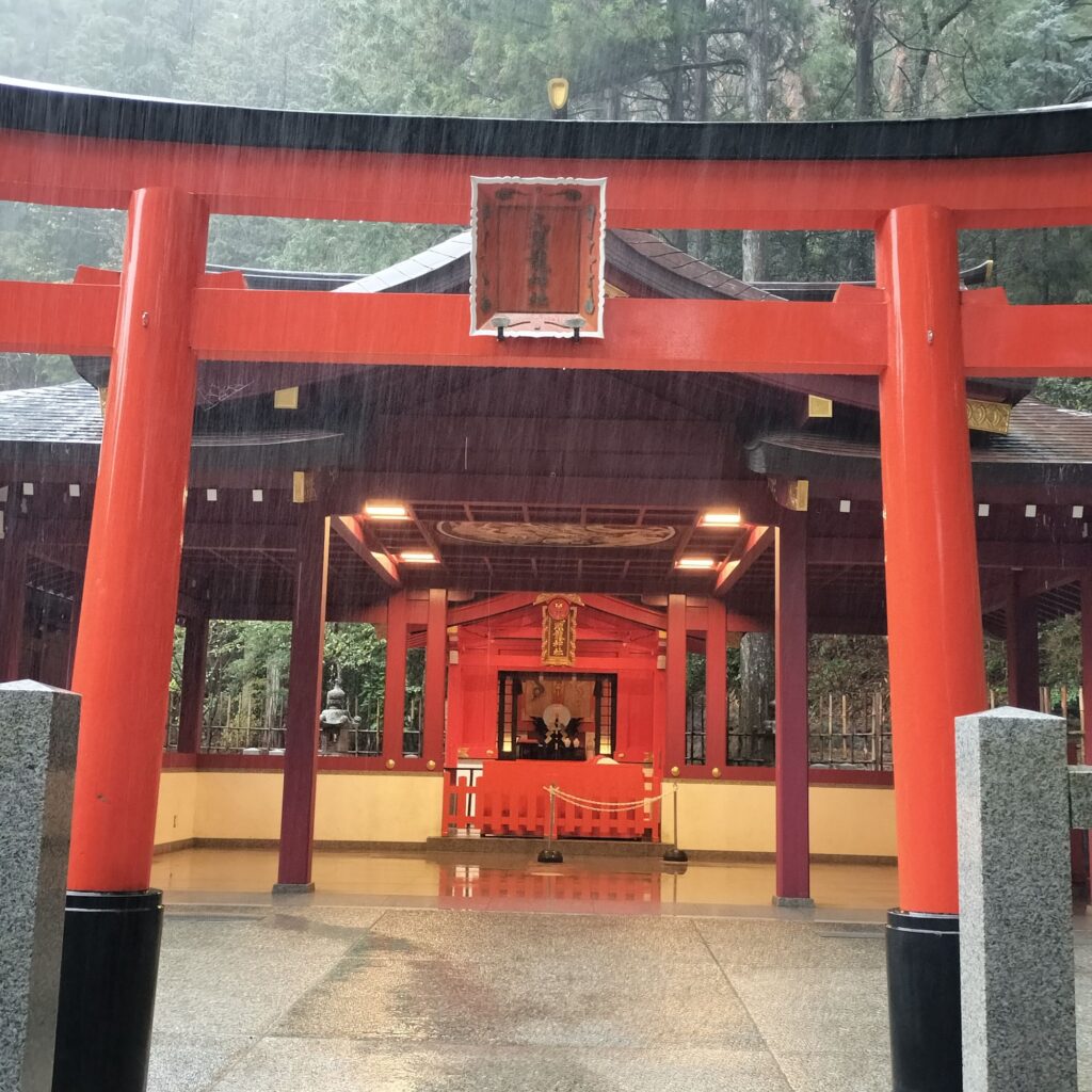 雨が降る九頭龍神社