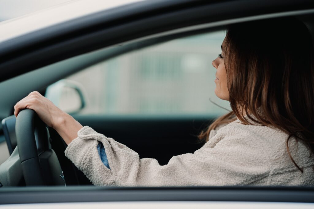 車をうんてんする女性