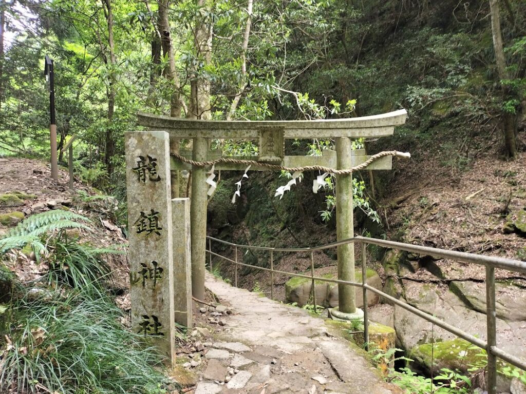 龍鎮神社の鳥居